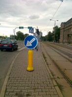 Pylon podświetlany ze znakiem C-10 na ul. Religi przy skrzyżowaniu z ul. Powstańców Śląskich