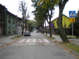 Wyniesione przejście dla pieszych na ul. Sitki przy ZS Nr 18